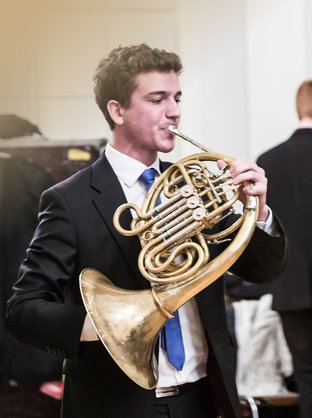Musiker mit Horn, Junge Deutsche Philharmonie